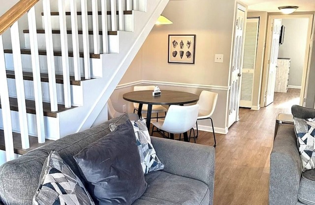 Charming 1-bedroom townhome in fabulous Surfside Beach, 5 mins from the beach!