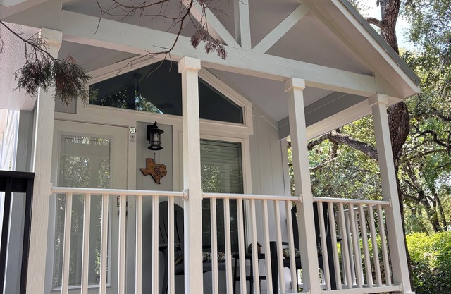 Charming 1-bedroom cottage nestled in the woods 1 mile from Historical Gruene TX
