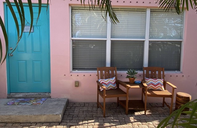 Charming 1-bedroom apartment in Lantana with WiFi, AC, free parking on site
