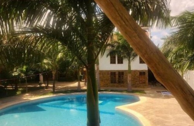Charming 1 bedroom apartment 2 minutes drive/5 minutes walk to Diani beach