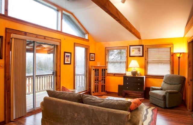 Charming 1-bedroom cottage with WiFi and AC in Saugerties