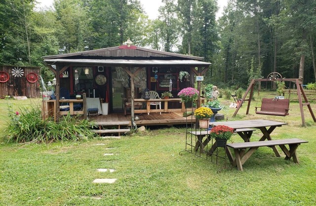 Charming 1-bedroom cottage with WiFi and AC in Amish Country