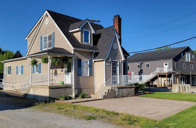 Charming 1-bedroom house in enjoyable Bardstown with AC, WiFi