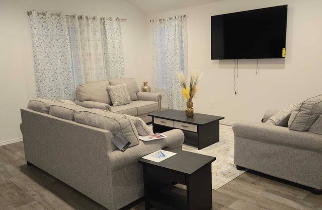 Charming 1-bedroom house with WiFi and AC in welcoming Richmond