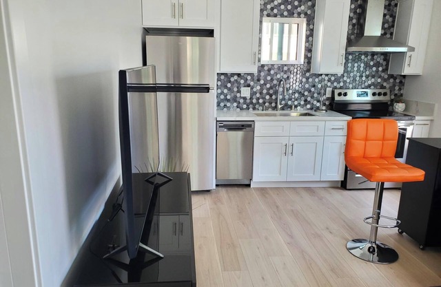 Charming 1 bedroom/1 bathroom ADU with Wi-Fi, AC in delightful North Hills, CA