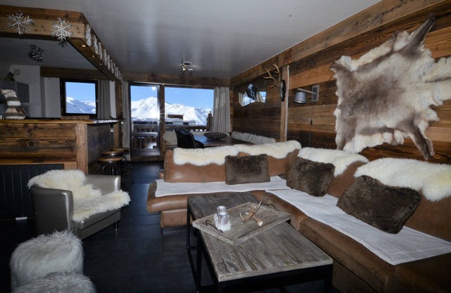 Charming 110 sq.m apartment in a chalet at the foot of the Val Thorens slopes.