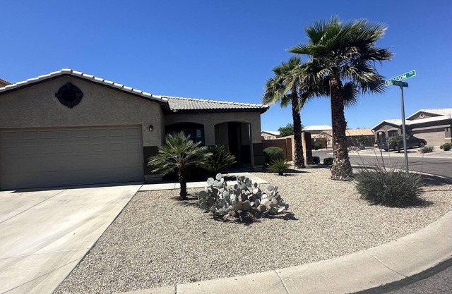 Charming 1440 Sq/ft 3 bedroom/2 bathroom @ Johnson Ranch Golf Course Community