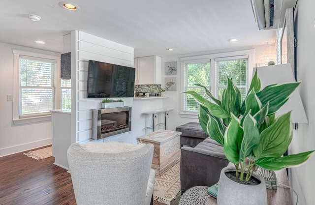 Charming 1950s Beach Cottage Apt A