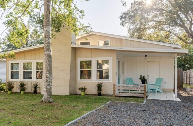 Charming 1960s Cottage 3 Min Beach and Shops