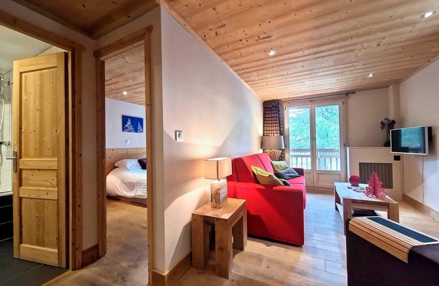 Charming 1BR Renovated Apartment · Ski-In/Ski-Out Access · Close to Laisinant Express Lift