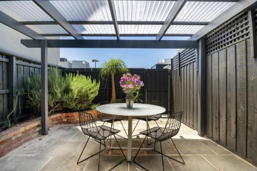 Charming 2-Bed Home with Outdoor Space in Cremorne