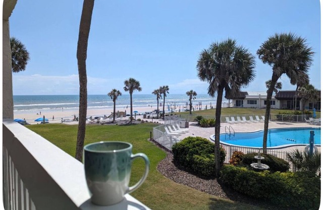 Charming 2-bedroom condo in Enchanting New Smyrna Beach with AC