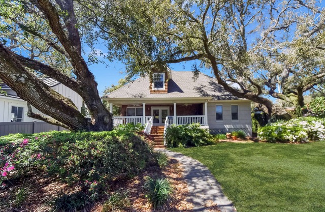 Charming 2 bed, 2 bath beach cottage on East Beach