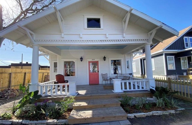 Charming 2 Bedroom House & Rear Apt 1/1 with CC Bay View!