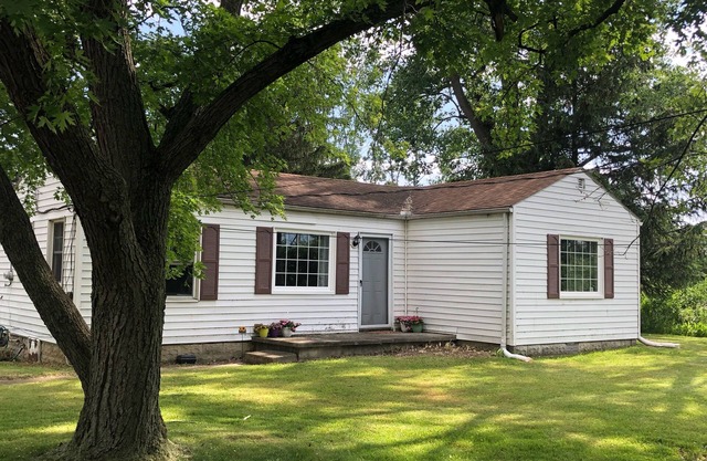 Charming 2-bedroom house just outside Bowling Green with optional Spa services