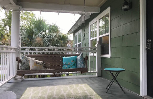 Charming 2-bedroom apartment in the heart of Ocean Springs.