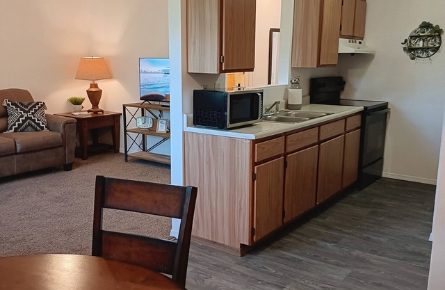 Charming 2-bedroom apartment in peaceful Osawatomie Mid Term Stays