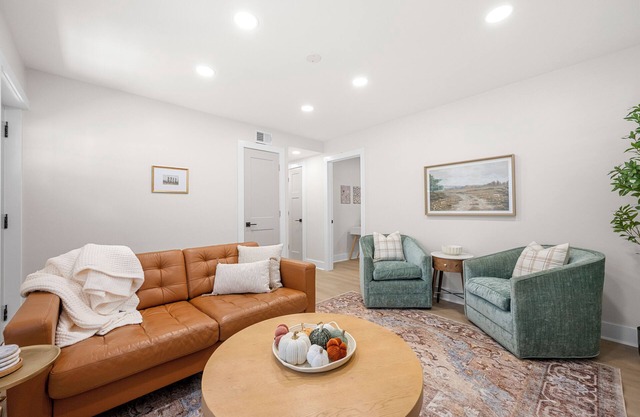 Charming 2-bedroom apartment in lovely downtown Roswell.