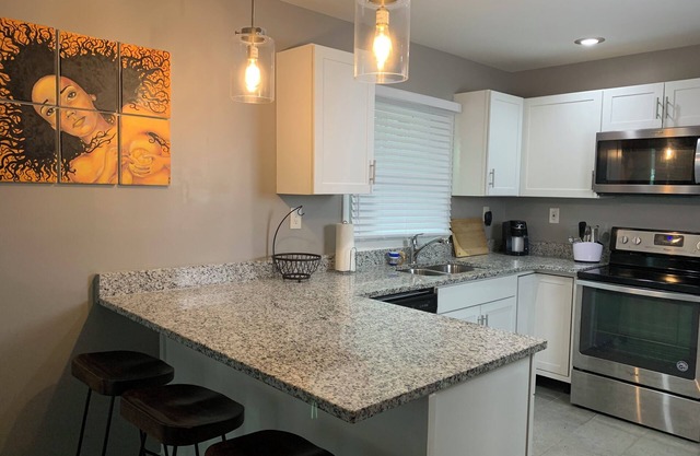 Charming 2-bedroom bungalow in amazing Atlanta with AC with W/D