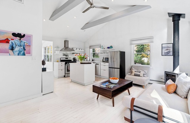 Charming 2-bedroom cottage in Sag Harbor with AC, WiFi