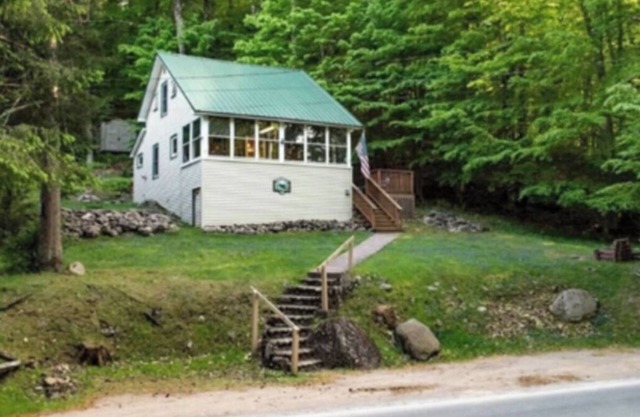 Charming 2-bedroom cottage within walking distance of the lake and all the shops