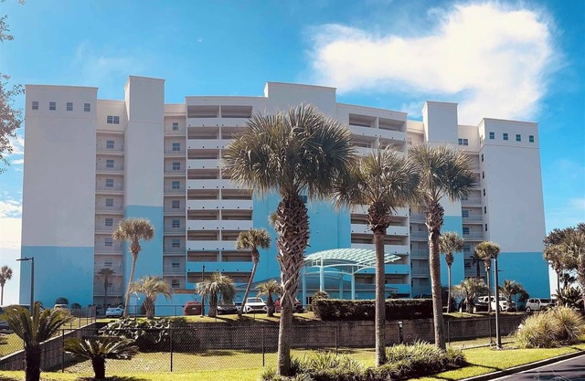 Charming 2-bedroom condo with a Waterfront View