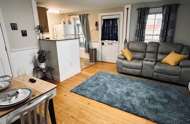 Charming 2-bedroom condo with WiFi, AC in enchanting Laconia. Weirs beach.