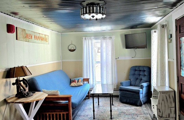 Charming 2-bedroom condo with WiFi, AC in delightful weirs beach Laconia