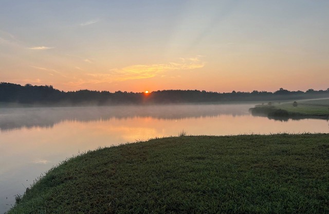 Charming 2-bedroom cottage in peaceful Magnolia with WiFi, 30 acre private lake