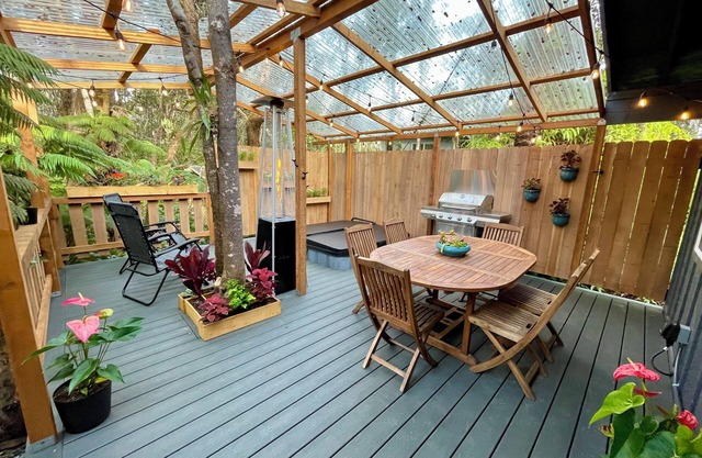 Charming 2-bedroom cottage with a hot tub. 5 Min to Volcanoes National Park!