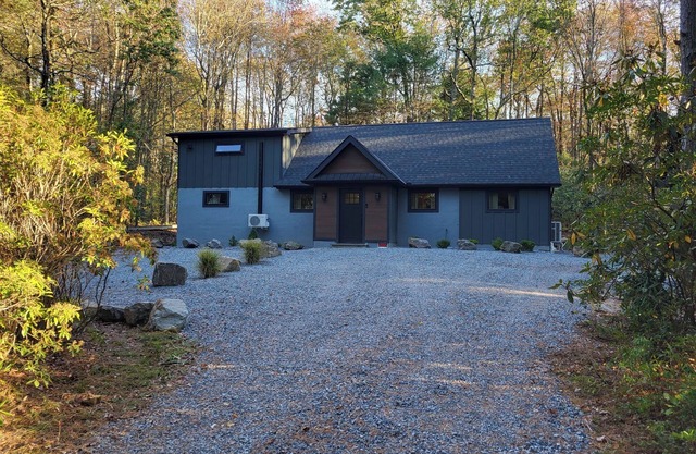 Charming 2-bedroom house in cool Long Pond with AC