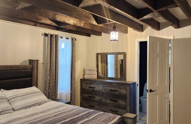 Charming 2-bedroom house with WiFi, AC in fabulous Woodstock