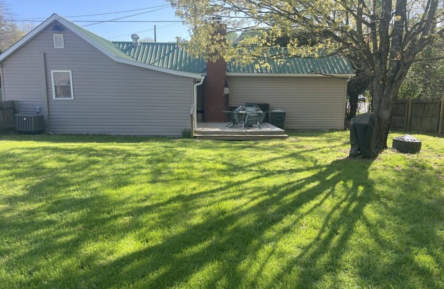 Charming 2-bedroom house in Abingdon with a private backyard, grill and firepit.