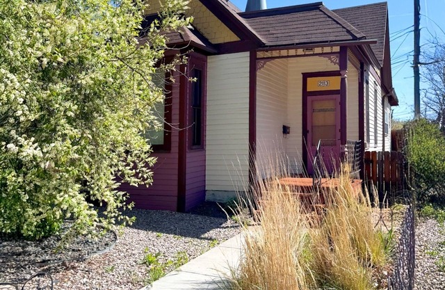 Charming 2-bedroom house next to downtown Cheyenne