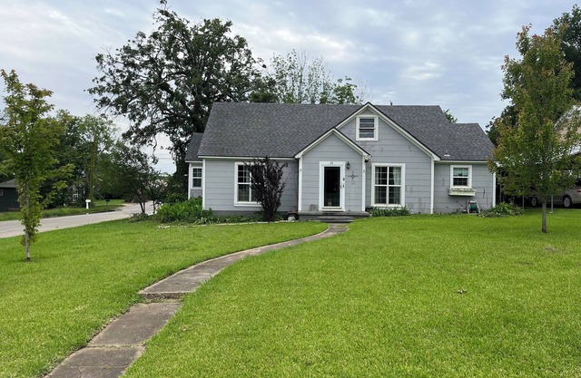 Charming 2-bedroom house with a full remodel in beautiful Denison with WiFi, AC