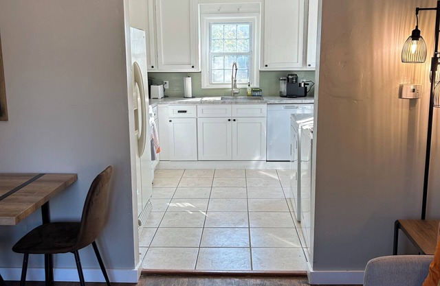 Charming 2-bedroom house with WiFi and AC in marvelous Joplin