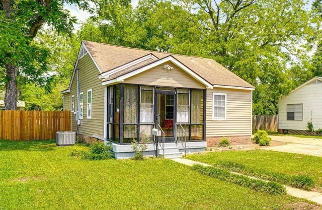 Charming 2-bedroom house in Petal with WiFi, 5min from free splash pad