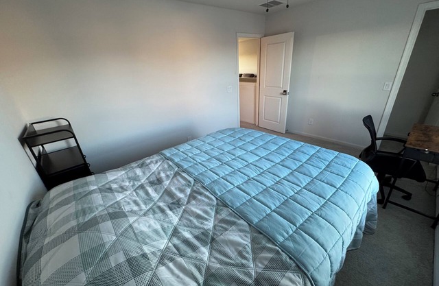 Charming 2-bedroom in a 3 bedrooms house in excellent Kingman with WiFi, AC