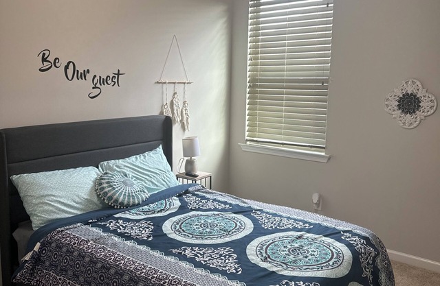 Charming 2-bedroom loft with ac and gym.