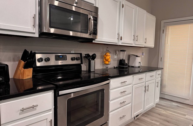 Charming 2-bedroom townhome with WiFi, AC in enchanting Downtown St. Louis.