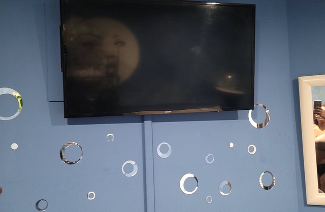 Charming 2-bedroom townhome in welcoming Sterling with AC, WiFi.