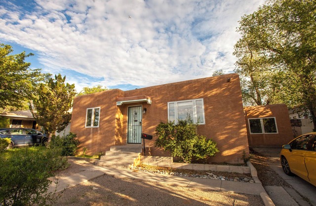Charming 2-bedroom house with WiFi, AC in brilliant Albuquerque