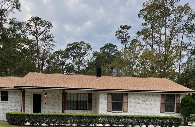 Charming 2 bedroom house next to famous restaurant and marina in Mandarin,Fl.