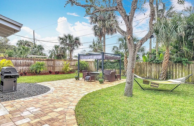 Charming 2-bedroom bungalow with AC, WiFi in peaceful Ormond By The Sea