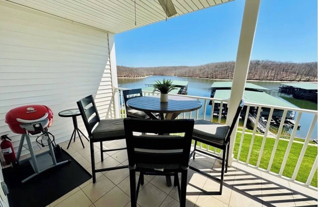 Charming 2-bedroom condo in brilliant Osage Beach with AC, WiFi