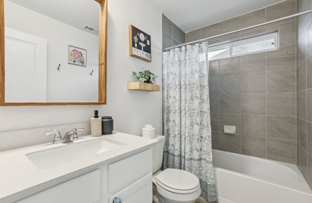Charming 2 Bedroom - Walking distance to Lake Pflugerville. Serene Views