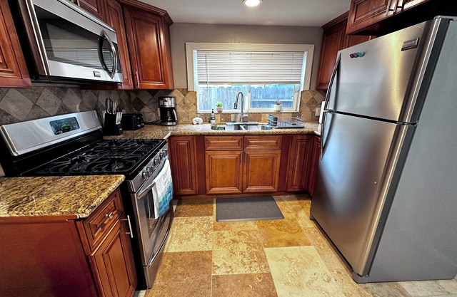 Charming 2-bedroom cottage in pleasant Port Hueneme with WiFi