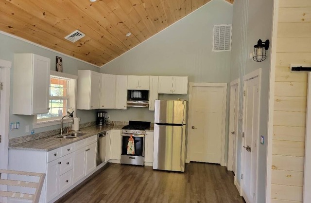 Charming 2-bedroom house in Sylvan Beach