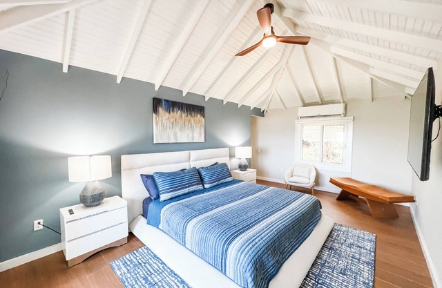 Charming 2BD/2BA Cottage Overlooking Man O' War Harbor, A/C and WiFi