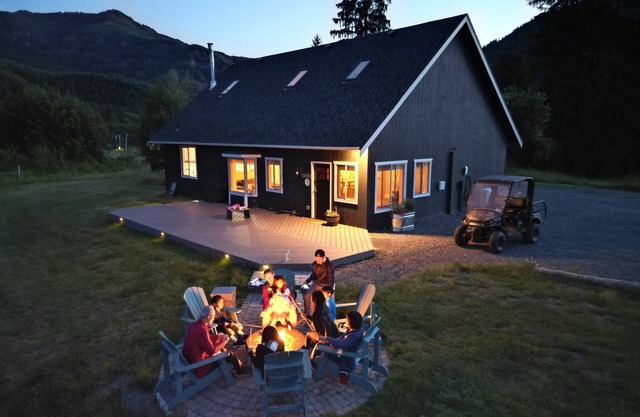 Charming 2BR Farmhouse Amazing View of Mt. Rainier - Family Friendly + Game Barn